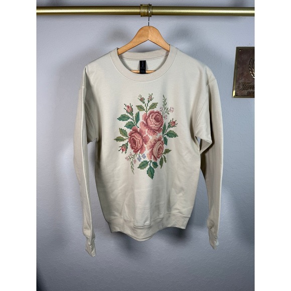 Gildan Heavy Blend Beige Floral Cross Stitch Graphic Crewneck Sweatshirt Small - Picture 2 of 11